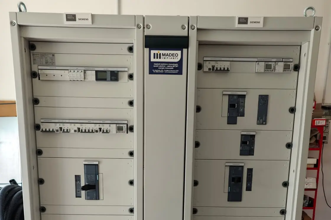 Due quadri di distribuzione finiti in officina, con targa Madeo Impianti
