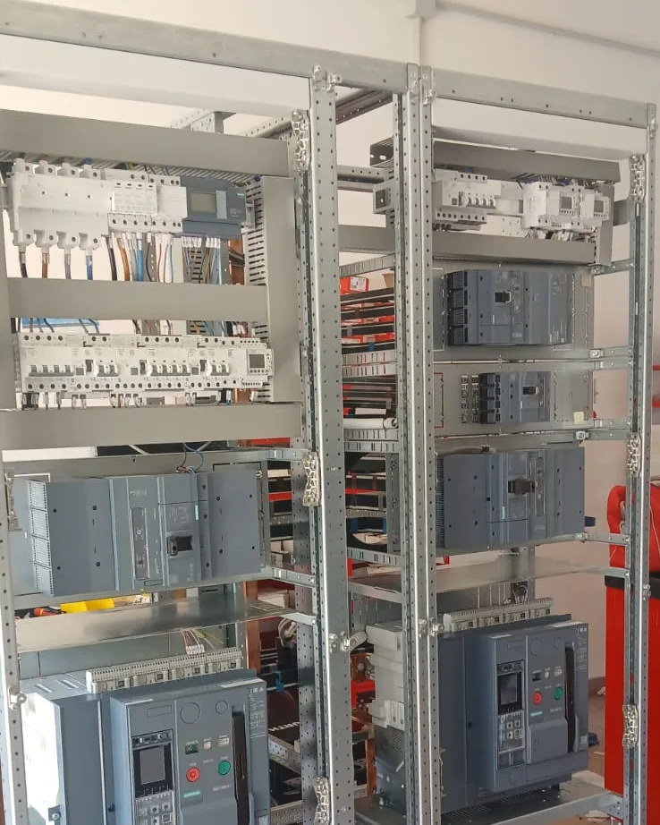 Quadro di potenza in costruzione in officina, con sbarre in rame e interruttori montati