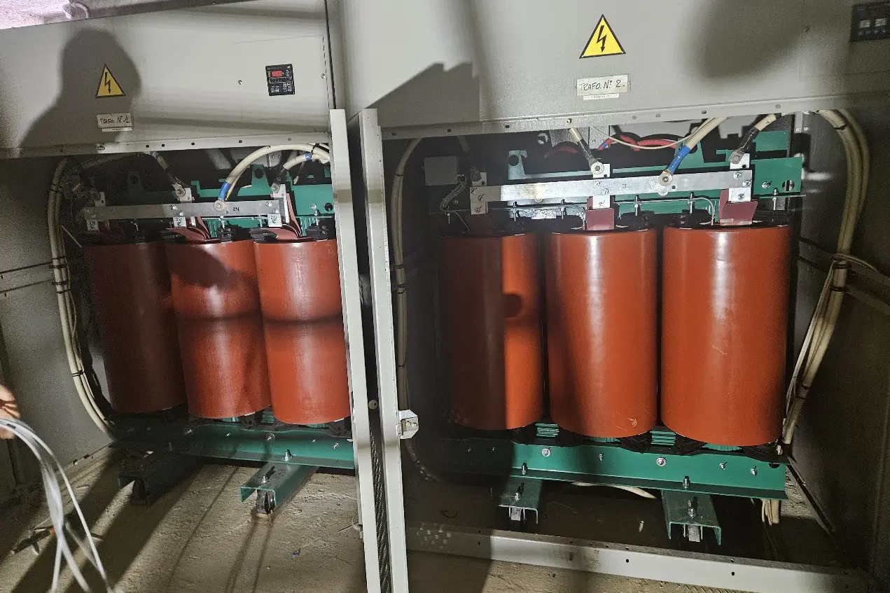 Due trasformatori in resina installati nelle celle di una cabina di trasformazione