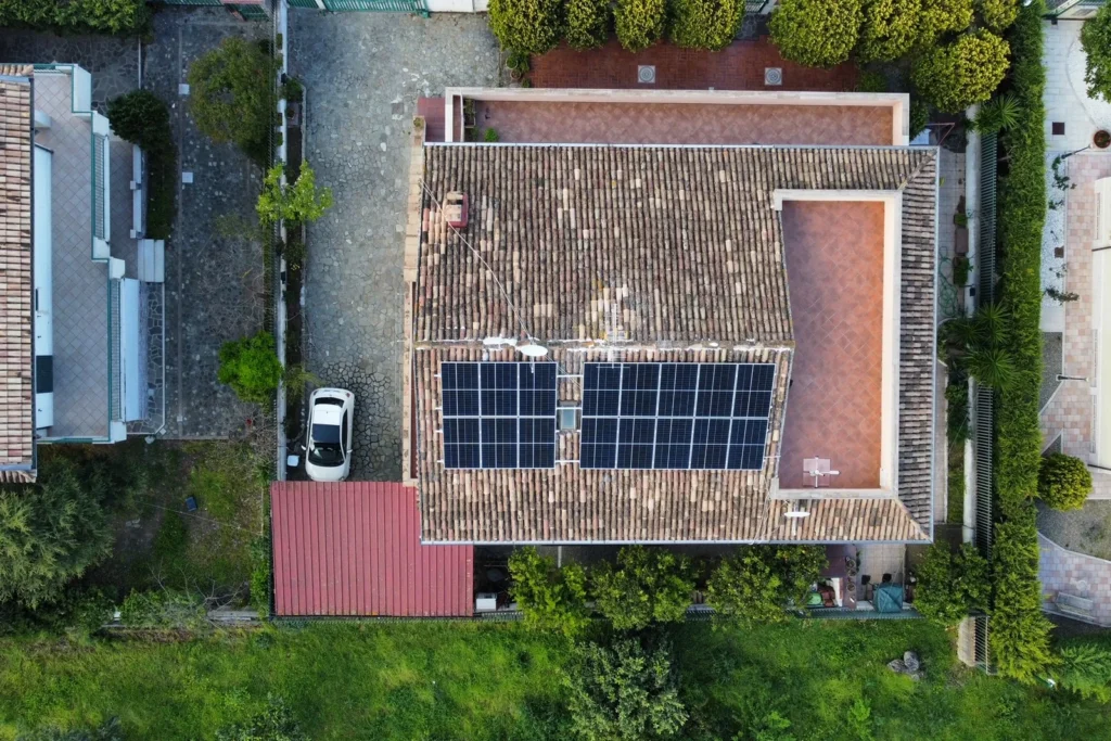 L'abitazione ripresa dall'alto con l'impianto fotovoltaico sulla copertura