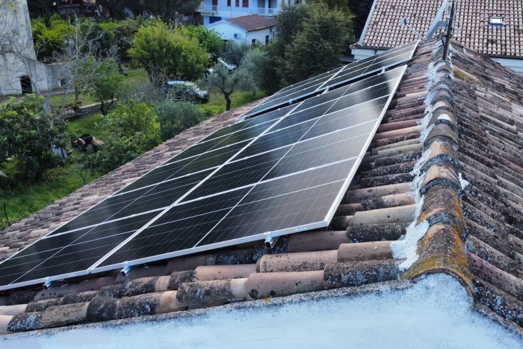 I moduli fotovoltaici visti di taglio lungo la falda, posati sul manto in coppi