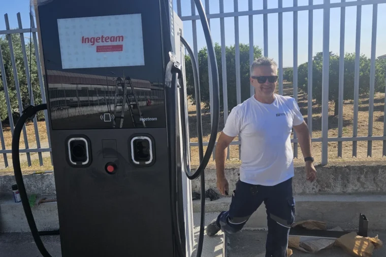 Colonnina di ricarica rapida Ingeteam installata su plinto, con un tecnico di Madeo Impianti accanto