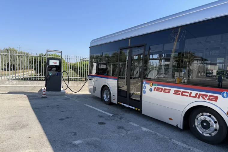 Un autobus IAS in ricarica su una delle due colonnine Ingeteam INGEREV RAPID 180.