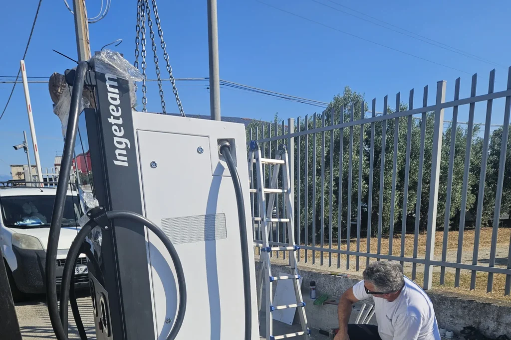 Colonnina sollevata dal muletto mentre un tecnico fora il plinto in calcestruzzo